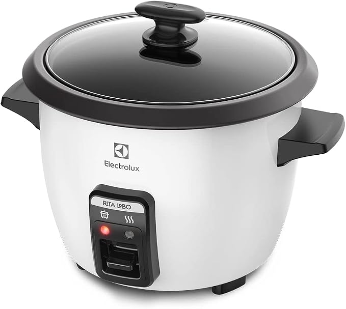 Panela elétrica de arroz Electrolux em ângulo frontal com luz indicadora acesa