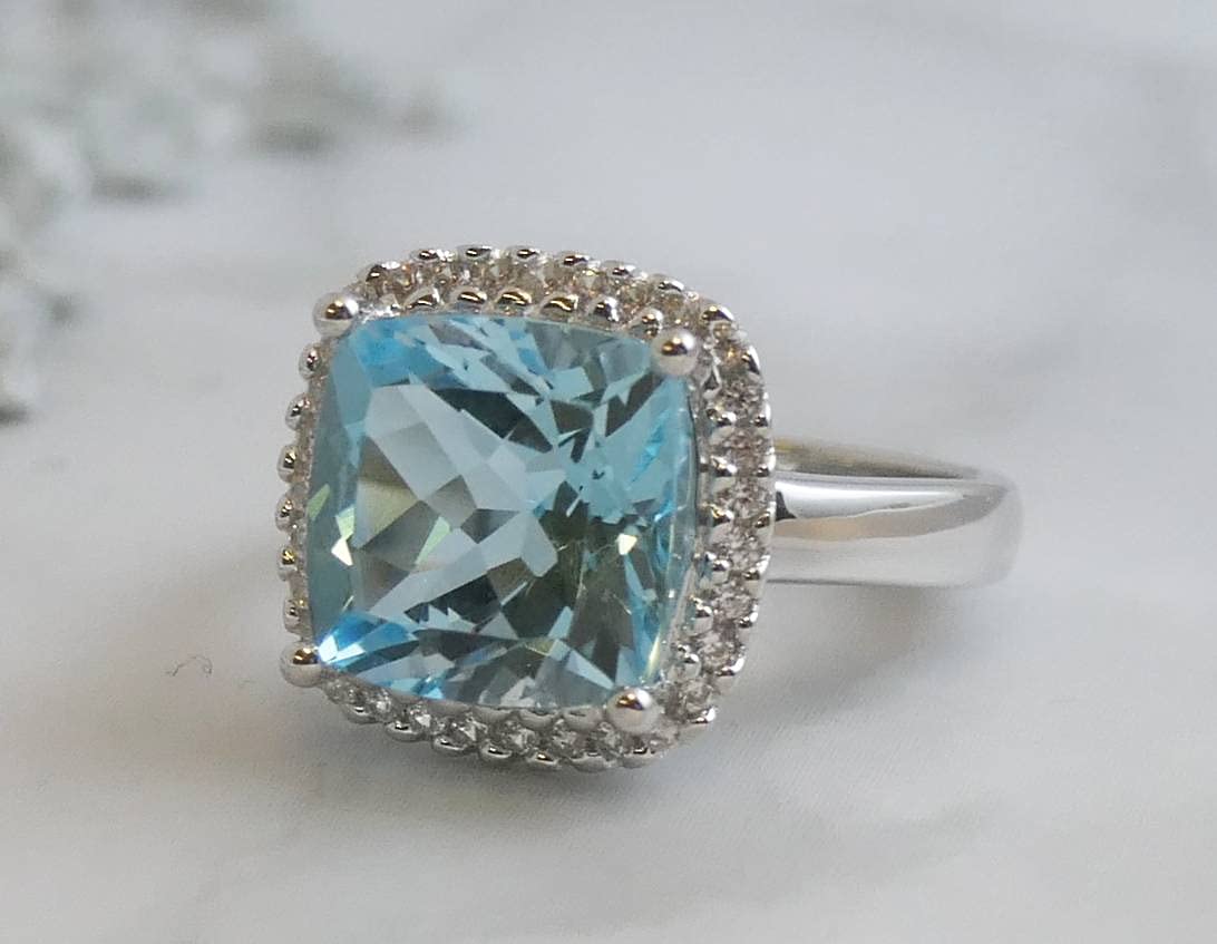 Anillo de plata esterlina con topacio azul y circón