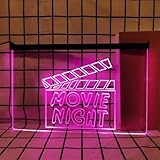 Alimentation USB et variateur d'intensité. Les néons LED sont alimentés par USB et compatibles avec tous les ports USB, ce qui permet de décorer n'importe quel espace. Un variateur d'intensité permet de régler la luminosité