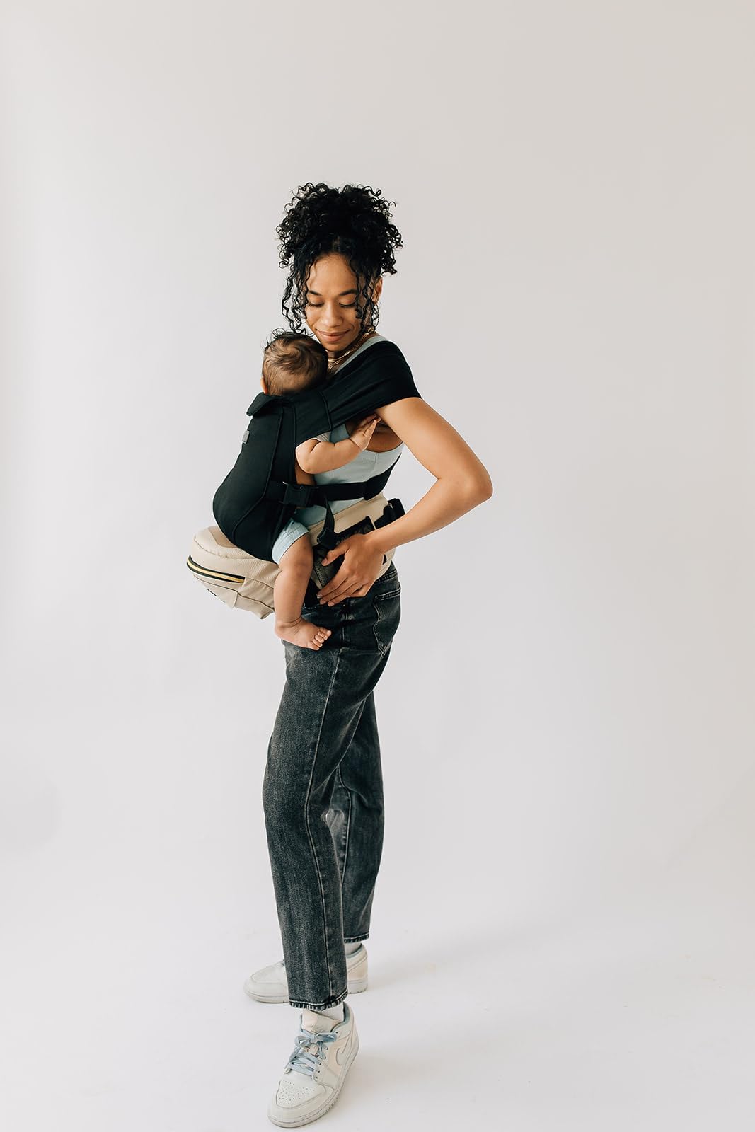 Tushbaby Baby Hüfttrage | Ergonomischer Hüftsitz Baby | Seitliche Babytrage | Creme | Praktische Tragehilfe Baby mit Stauraum | Für Babys und Kleinkinder 0–3 Jahre bis 20 kg