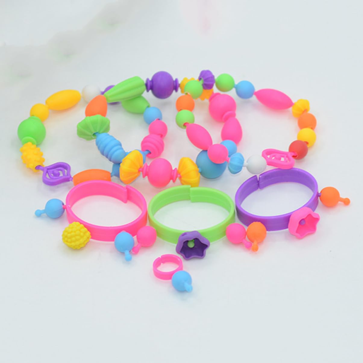 TOYANDONA Juego de Cuentas de Plástico DIY para Niñas, Caja Organizadora 550 Piezas, Pulseras y Collares Artesanales, Manualidades Creativas para Niños, Set de Bricolaje Infantil