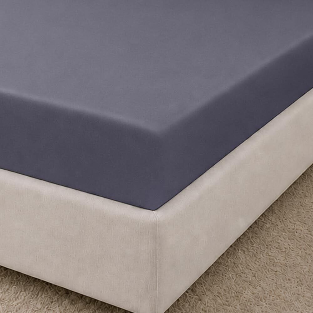 TRAUMSCHLAF Mako-Satin Spannbettlaken aus 100% Baumwolle – Seidig weich, atmungsaktiv & bis 60°C waschbar – Rundumgummizug für Matratzen bis 25 cm Höhe – 180x200 cm, anthrazit