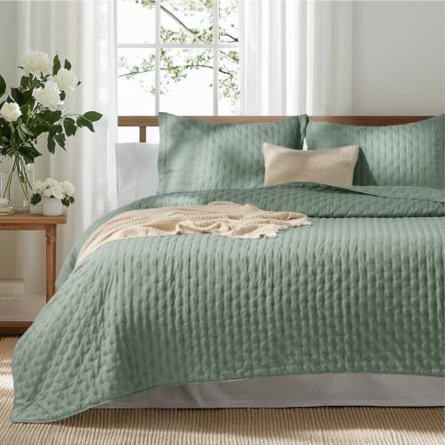 Image of Bedsure King Quilt - Sage Green Bedspread King Size & Lightweight Comforter, Modern & Boho Coverlet with Clover Pattern, Ultra Soft All-Season Bedding, 106 x 96 Inches