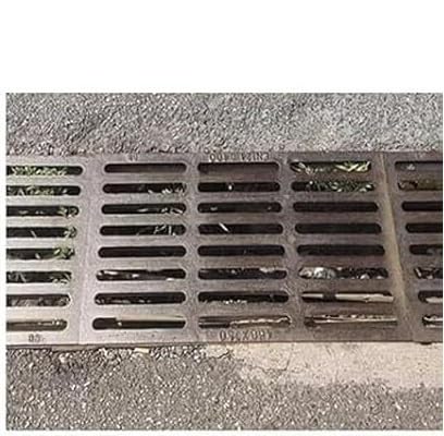 Cubierta de drenaje exterior duradera con sistema reforzado contra inundaciones en accesos de casas
