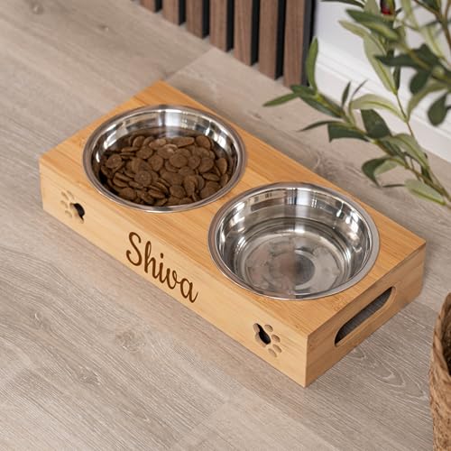 Geschenkfreunde Futterstation mit Name personalisiert - 39.5x19x8cm - Zwei 700ml Näpfe - Bambus Foodbar - Hunde Napfset - Hundenäpfe mit Gestell - Hunde Zubehör - Hundenapf mit Namen - Futternapf
