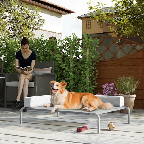 PawHut Hundeliege Outdoor, Erhöhtes Hundebett für Mittelgroße Hunde, Kühlendes Haustierliege mit L-förmige Kissen Stahlrahmen rutschfesten Füßen, Haustierbett für Draußen Camping 110x75x30cm Hellgrau