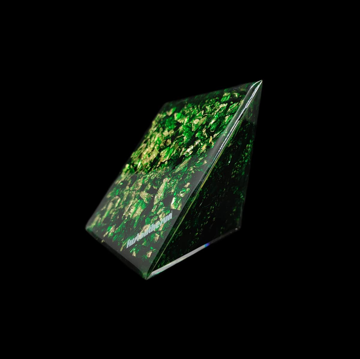 Orgonit Pyramide "Nilerwachen" - Großer Energetischer Spiritueller Orgon Kristall mit Edelsteinen | Smaragd | Peridot | Diopsid [Größe: Mittel Groß]