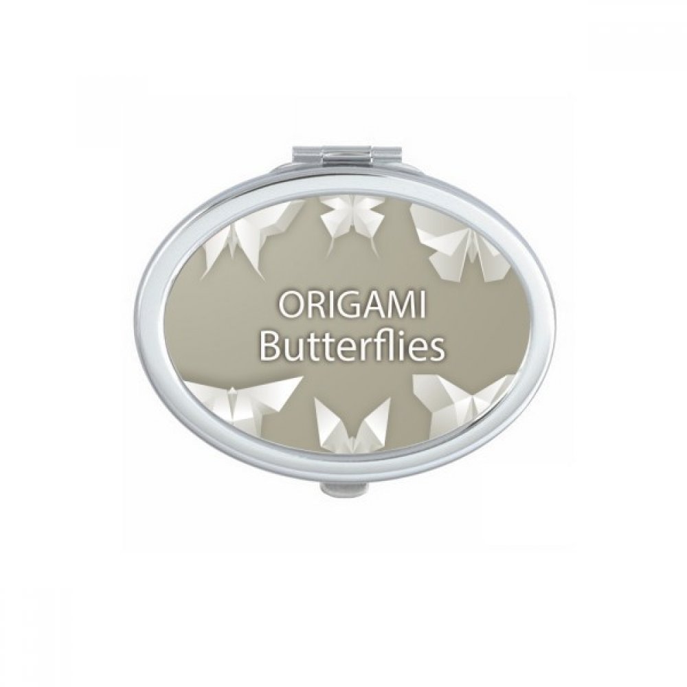 Miroir de poche à la main pour retouches maquillage en voyage et soirée