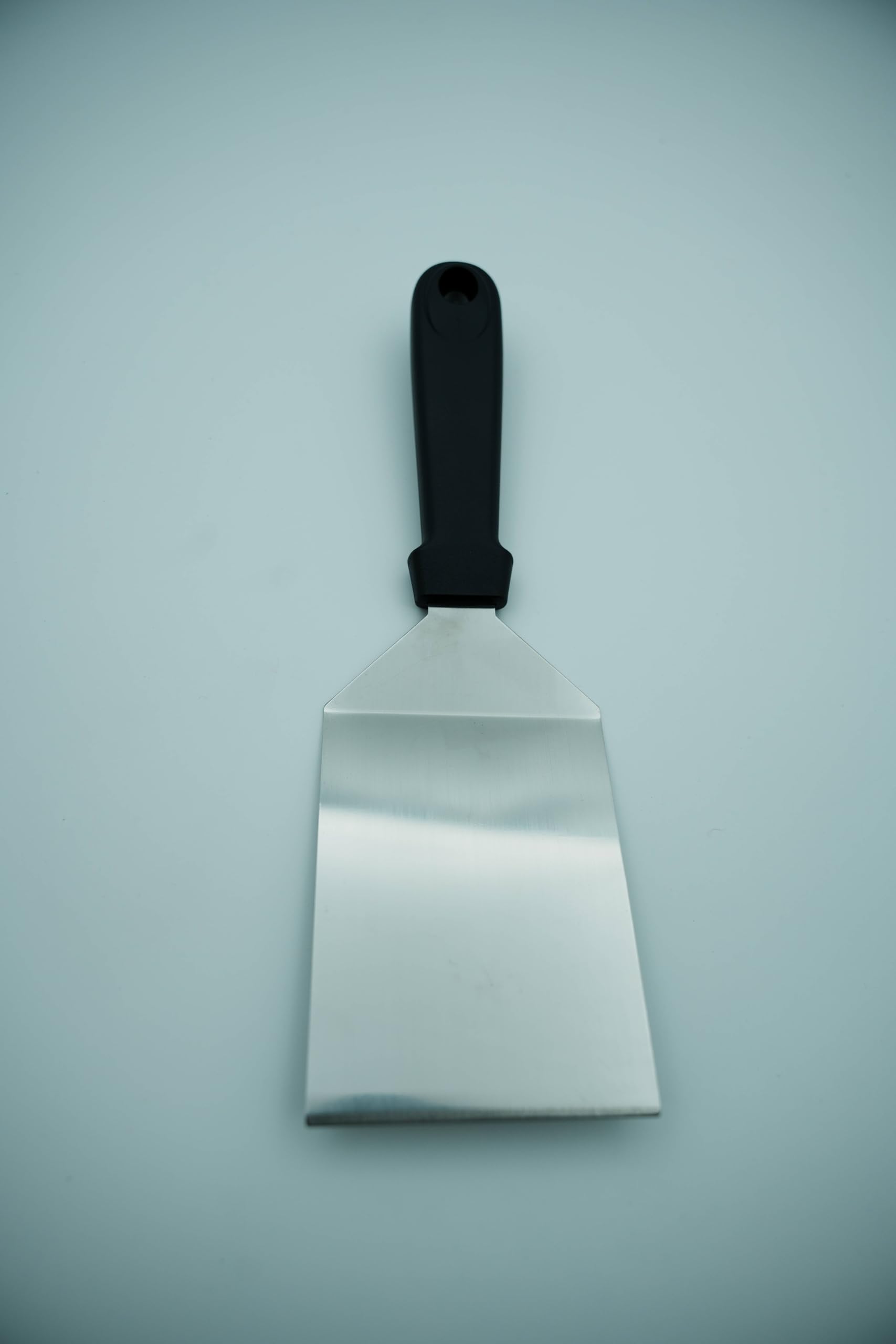 Stainless steel metal pizza spatula can also be used for steak, barbecue, and pancakes