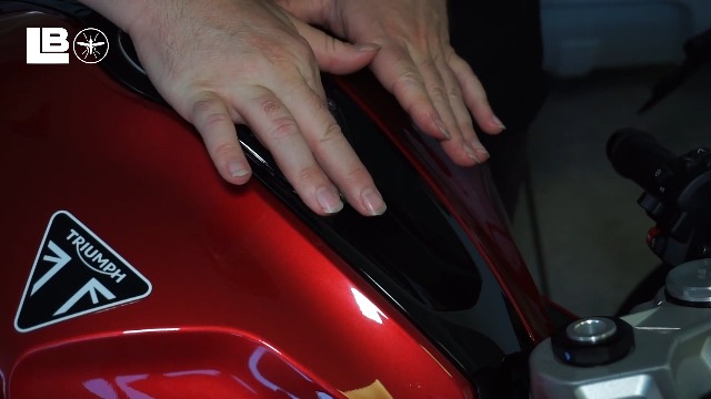 Pegatina 3D De Resina Para Tapón De Depósito – Triumph Daytona 660 2024, Roja, Hecha A Mano En Italia