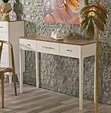 CARACTÉRISTIQUES TECHNIQUES - Accessoire d'ameublement polyvalent, conçu pour une intégration facile avec d'autres meubles - Emballage résistant, conçu pour le commerce électronique - Matériau: Bois, Mdf, Fer - Informations supplémentaires: Console rectangulaire en bois blanc - 3 tiroirs - Plateau en bois marron - Poignées dorées - Démonté