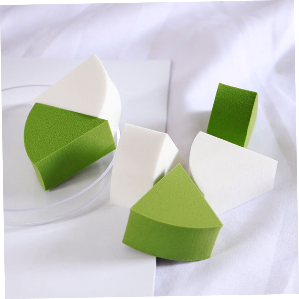 LIFKOME 2Pcs Triangular Makeup Puff Versatile Dry Wet Powder Sponge for Liquid and Powder Cosmetics Random Color Beauty Applicator for Women for Home Travel Use