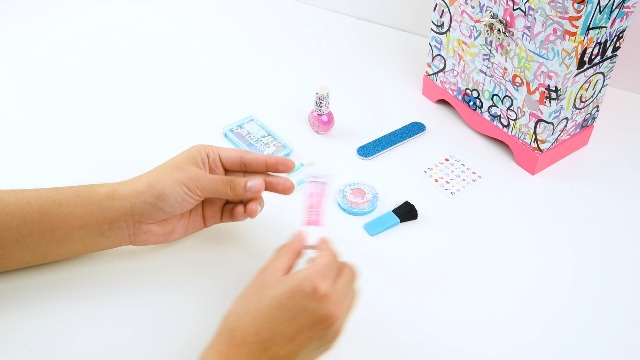 Amazon.com: 3C4G Graffiti: Cosmetic Wardrobe Kit Tweens & Girls