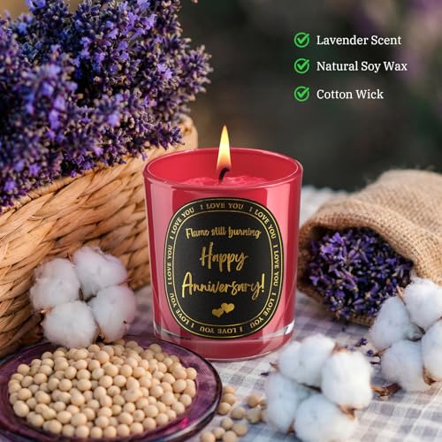 ハッピーアニバーサリーキャンドル – ロマンチックなアニバーサリオギフト、夫婦、夫、6オンスのラベンダーソイワックスキャンドル燃焼35時間、刻印された赤いハートフラワーデザインLD。 [3]