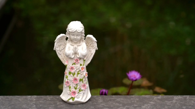 Nacome Garden Outdoor Statues Angel with Succulent and 7 LED 
