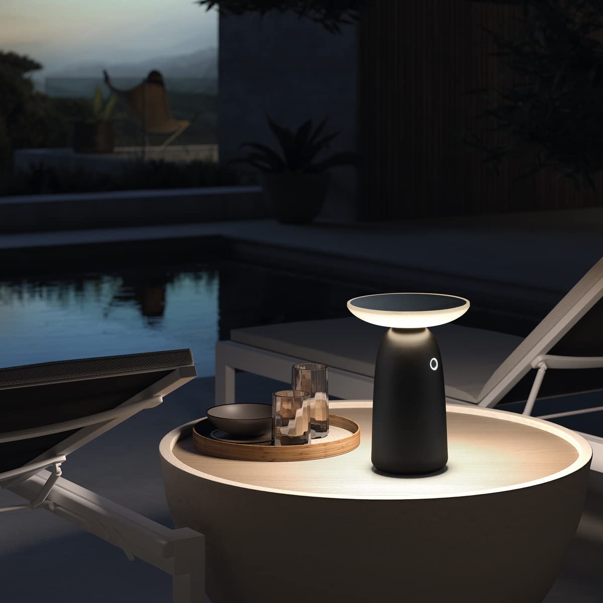 Lámpara de mesa solar con puerto usb VERSA negro Touch dimming LED SMD 10W 3000K exterior IP54. Lámpara portátil solar ideal para terrazas