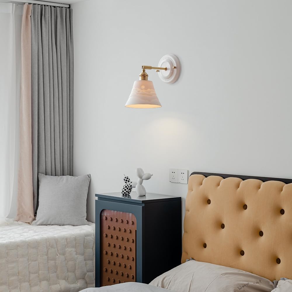 Nordycka biała mosiężna lampa ścienna z ceramicznym kloszem przewodowym, nowoczesny styl, idealna do sypialni, sypialni, kuchni, salonu lub korytarza.