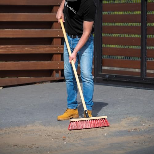 KADAX Straßenbesen mit langem Stiel aus Holz und Nylon, Kehrbesen mit Metallstielhalterung, breiter Industriebesen, komfortabler Saalbesen, Sand, Verschiedene Großen (40cm Rot) – Bild 4