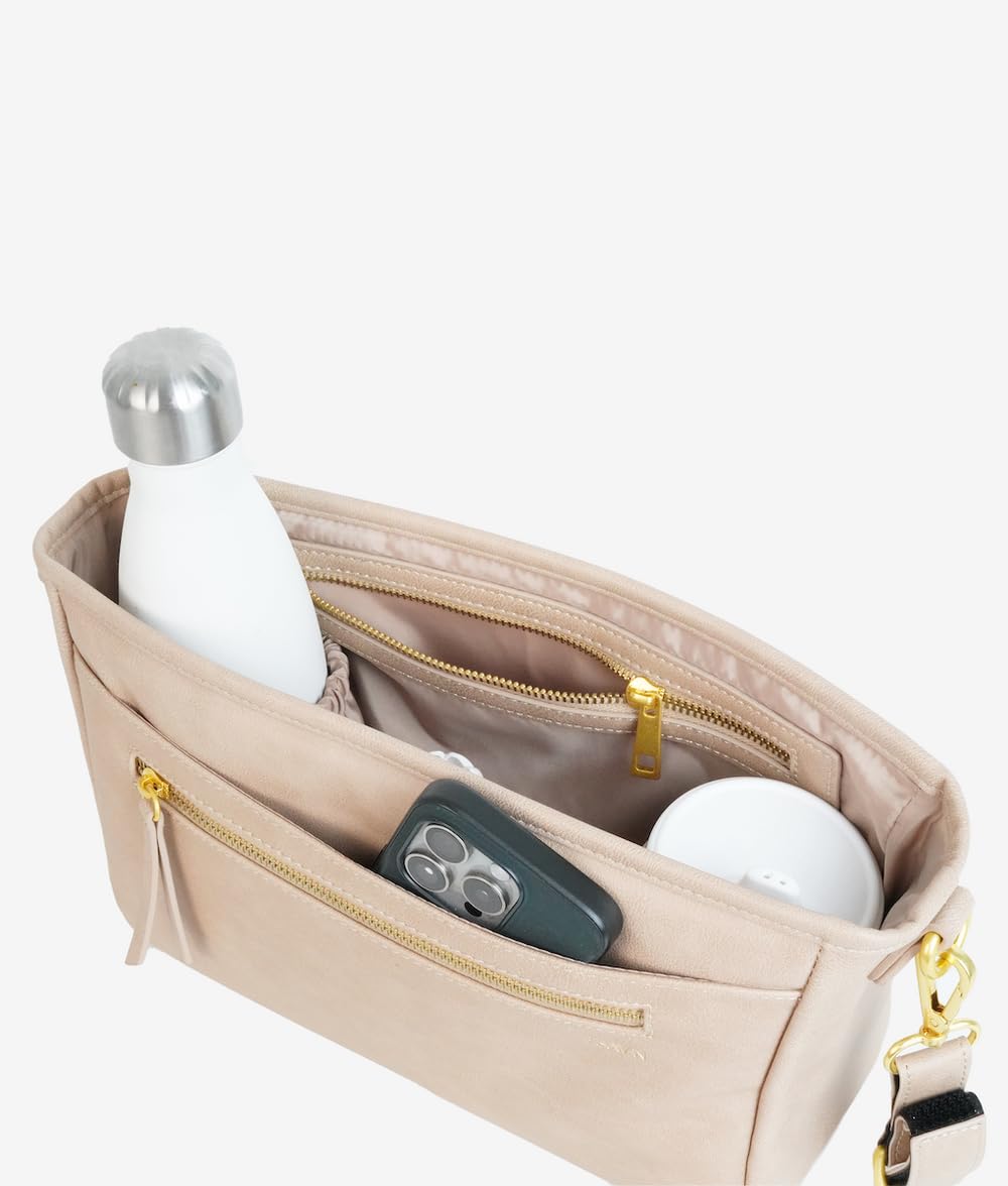 FAWN DESIGN The Kinderwagen-Caddy aus hochwertigem, mattem Kunstleder mit Getränkehalter, beige Wickeltasche mit verstellbaren Kinderwagengurten, 2 Außentaschen, 1 Reißverschlusstasche, 35,6 x 12,7 x