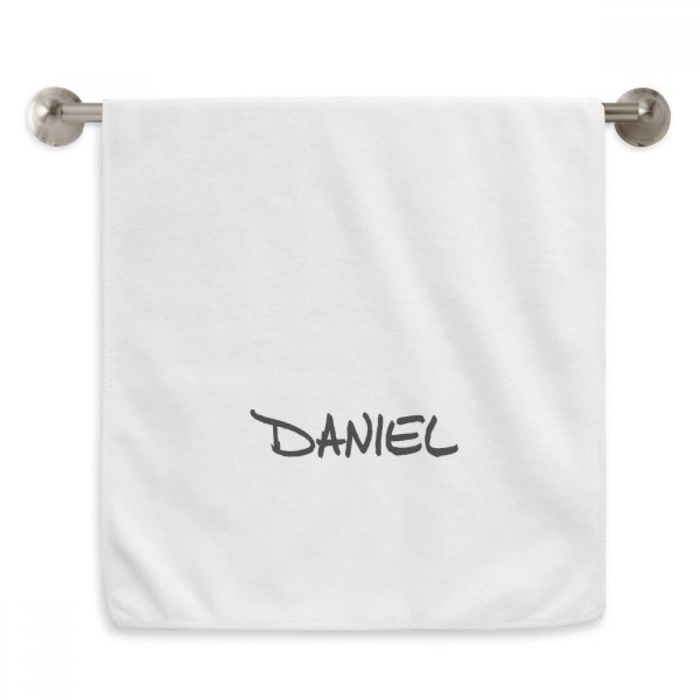 Serviette rond écritures elfiques prénom Daniel, le cadeau personnalisé idéal avec cordon blanc