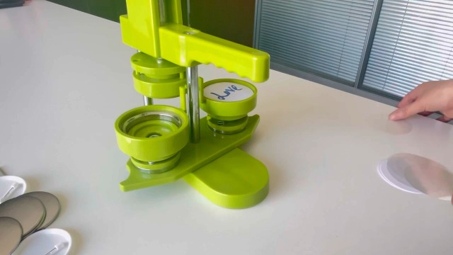 Amazon.co.jp: 缶バッジメーカー 【2025革新の磁気吸着回転式】 缶