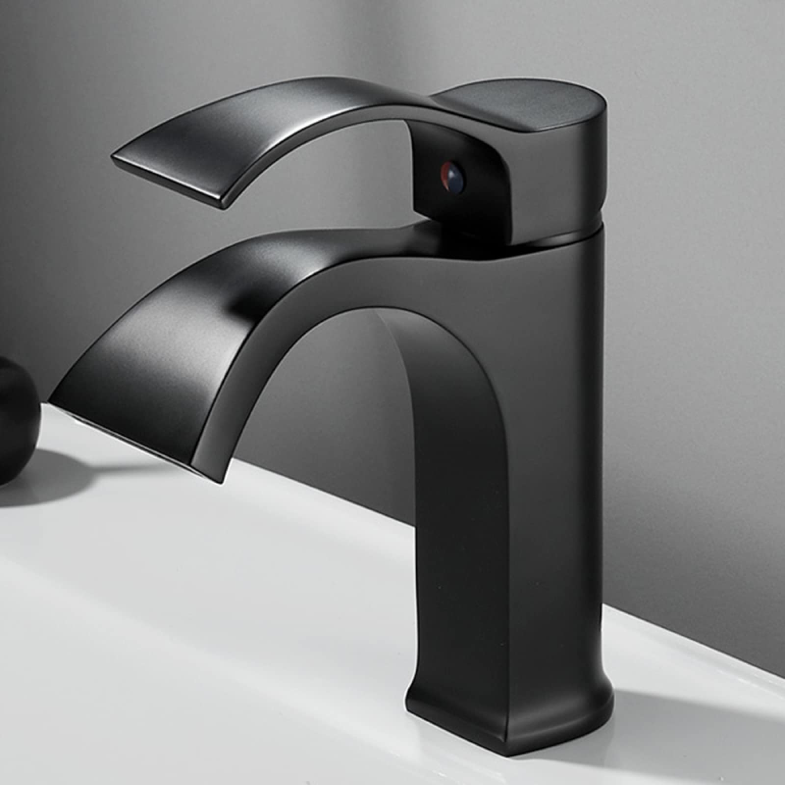 Robinet cascade salle de bain mitigeur eau chaude froide en laiton noir court