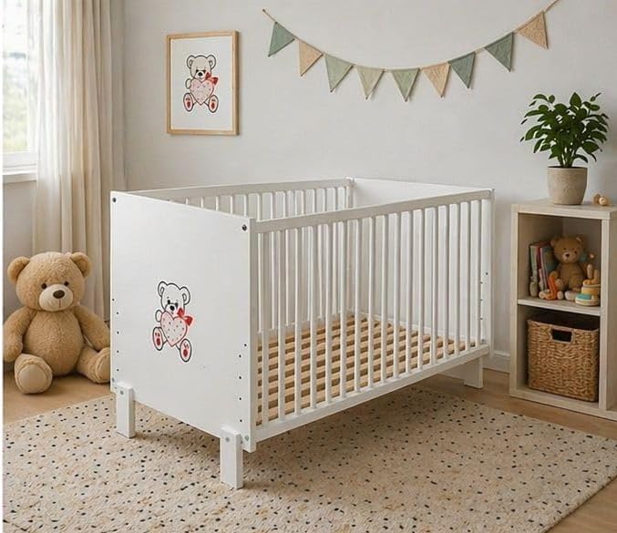 Baby Happy Bliss Lit bébé Paula 120x60 cm – Bois de hêtre Massif – 3 hauteurs réglables – Conforme à la Norme en 716 - Blanc Motif Ours Tenant Un...