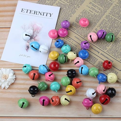 50 Stück Glöckchen, Farbige Glöckchen,Glöckchen zum Basteln 22mm,Bunt Kleine Glöckchen mit Öse, Metallglöckchen,für Handwerk, Schmuck, Festival Dekoration, Haustier Glocken