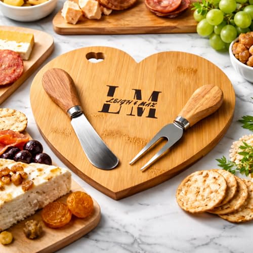 Tablero de corte con forma de corazón personalizado con utensilios – Juego de tablas de bambú grabadas a medida para parejas, bodas, aniversarios, Día de San Valentín, bienvenida al hogar y decoración de cocina miniatura 2