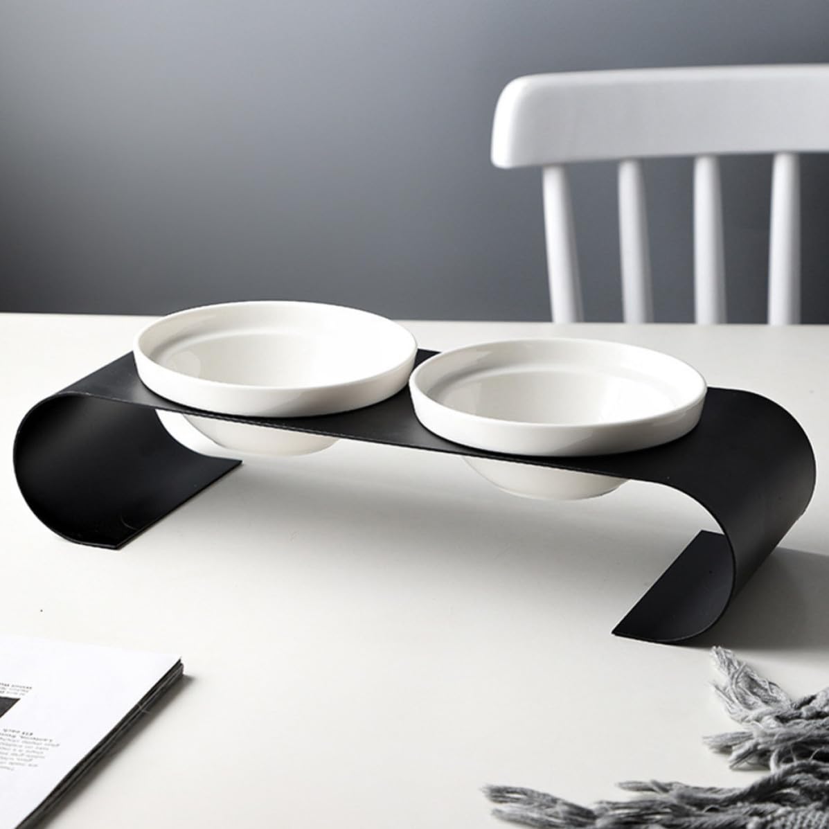 Comedero para Mascotas Cuencos de Cerámica y Soporte de Hierro Resistente, Doble Tazón Elevado para Gatos y Perros Pequeños, Diseño Simple y Práctico en Color Blanco