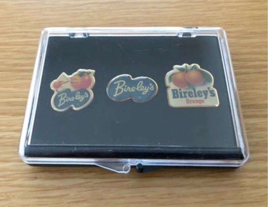 新品★バヤリースオレンジ　ピンバッジ3点セットケース入り Amazon | バヤリース オレンジ ピンバッジ 3点セット ケース入り