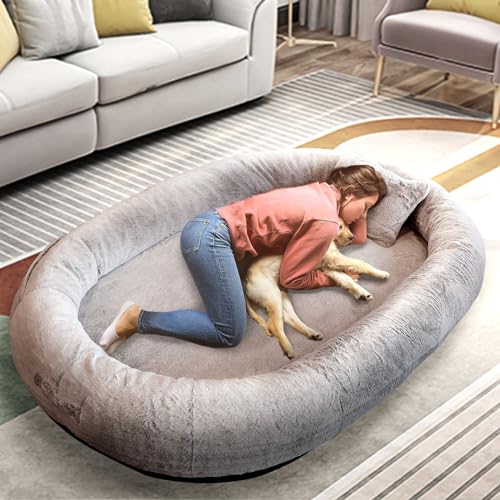 FURRYFECTION Hundebett für Menschen, 180x114x35,6cm großes Hundebett in Menschengröße für Erwachsene und Haustiere, waschbarer Kunstfellbezug, riesiges Nickerchenbett mit Decke und Kissen