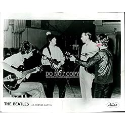 Photographie des Beatles et George Martin 20,3 x 25,4 cm | Portrait de groupe immaculé 1966 | Abbey Road | Photo rare… - Les Beatles, Paul McCartney, John Lennon, RIngo Starr, George Harrison