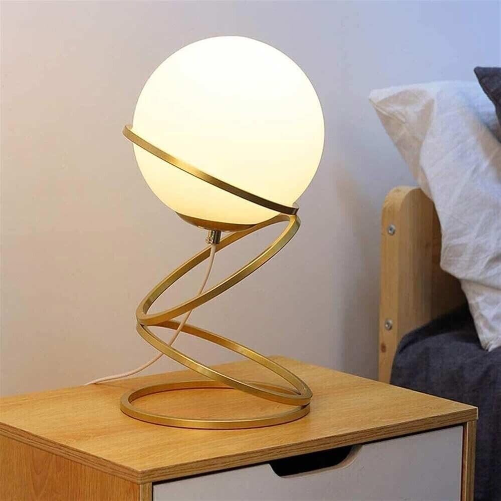 Lampada da tavolo comodino oro con sfera in vetro bianco design moderno lume dorato con cerchi (1) D31