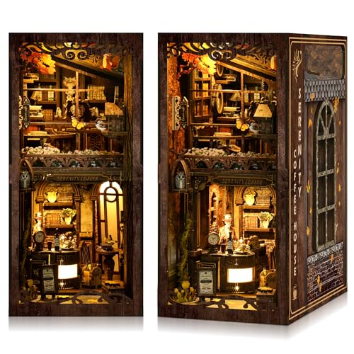 AMBIENTE D'ILLUMINAZIONE LED - Le luci LED* integrate projects a warm, magical glow*, trasformando la decorazione dello scaffalebookshelf o del tuo workspace. L'illuminazione delicata ricorda il fascino degli anni passati, creando un'atmosfera enoghente: ideale come portaslibribookend o inserito tra i libri. Questa caratteristica luminosa fa di questo kit un punto focale* ispirato alle miniaturacasa in miniatura, aggiungendo charme a qualsiasi setting.