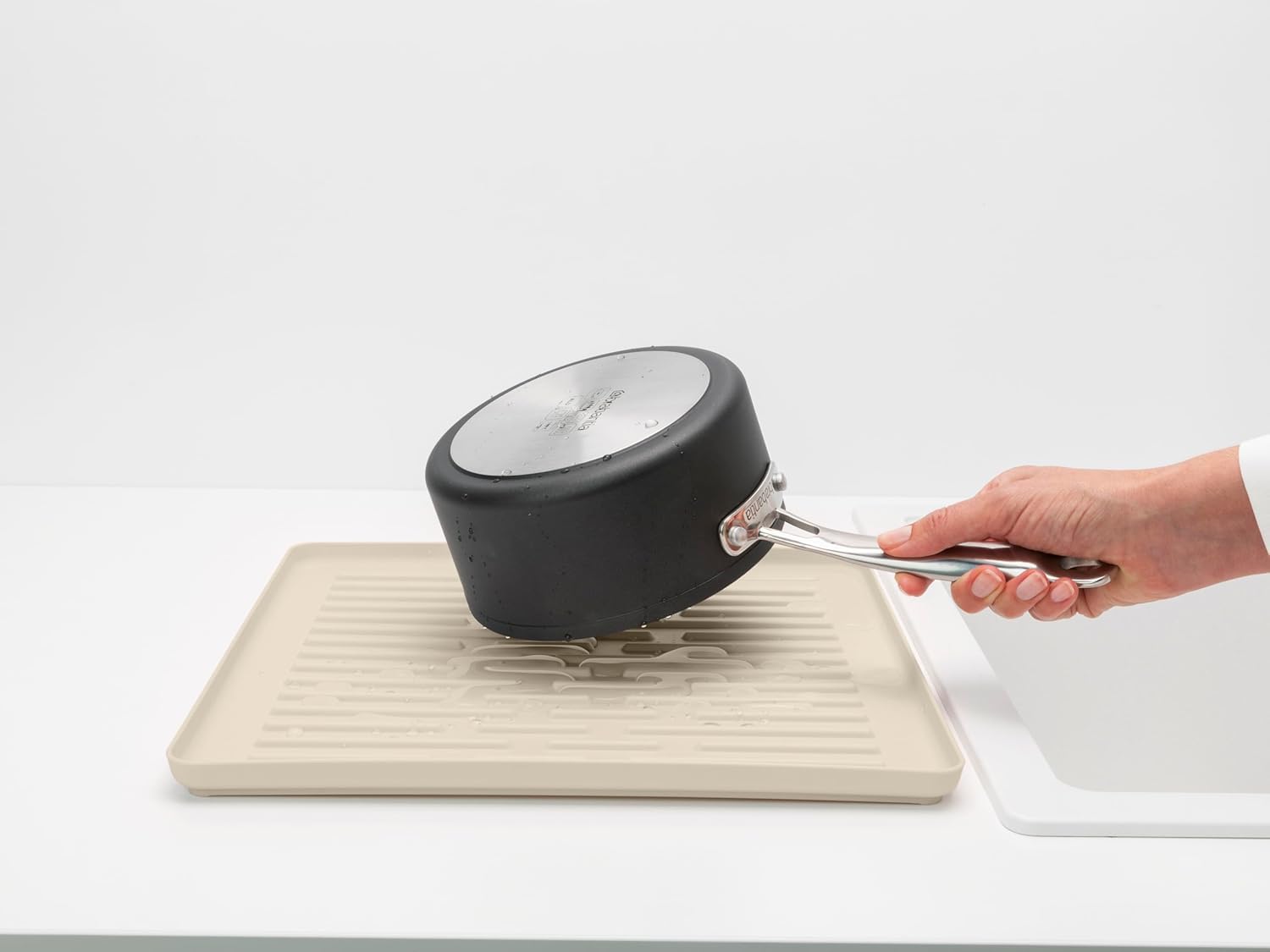 Brabantia SinkSide Escurridor para fregadero plegable (Soft Beige), escurridor de platos para fregadero con escurridor de cubiertos extraíble, versátil para la vajilla