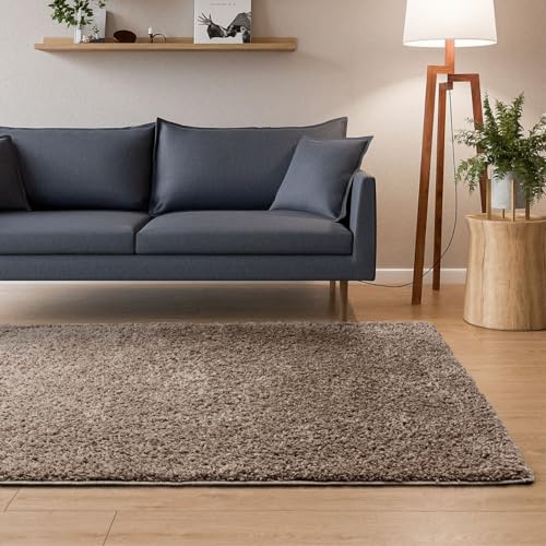 Interiyou Tapis Poils Longs Sofia - 133x190 Taupe - Moelleux et uni - Lavable et antidérapant - Fibres Douces pour Salon, Salle à Manger, Cuisine, Couloir