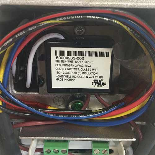 Primer plano de la etiqueta interna con especificaciones eléctricas