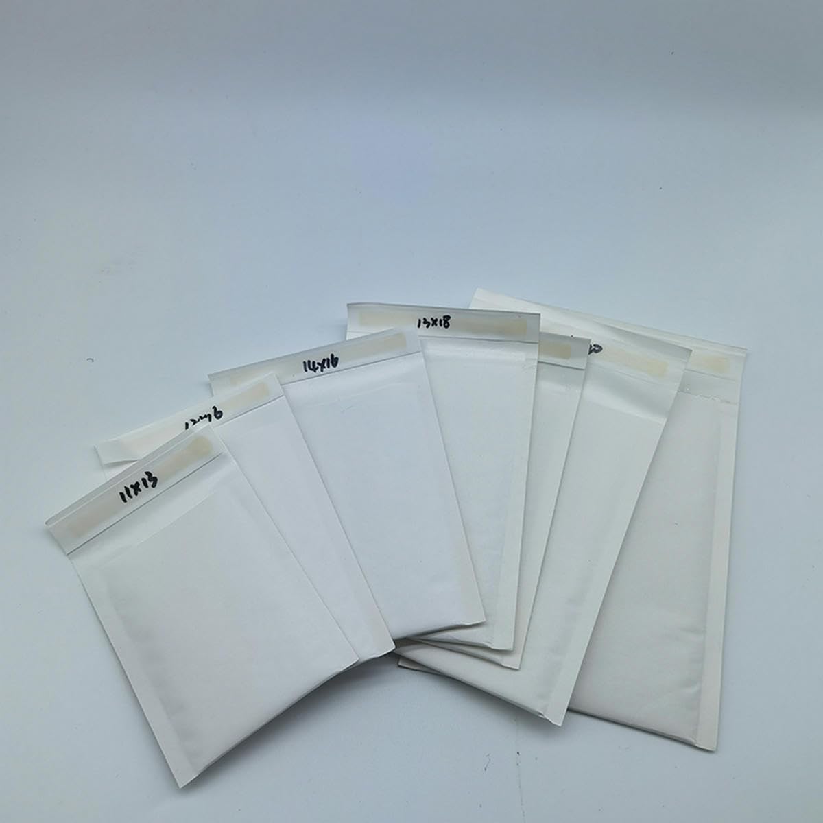 50 Stück weiße Kraftpapier-, gepolsterte Umschläge für Kosmetika, staubdichte Versandtaschen, Luftpolsterumschlagtaschen, 11 cm x 13 cm, 50 Stück