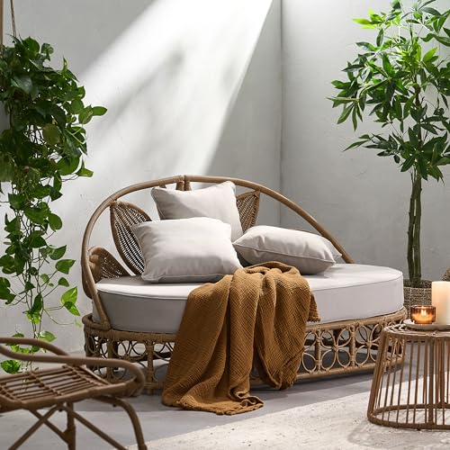 NCKMYB Bohemian-Inspired Wicker Outdoor Daybed with Earthy Floral Motif: Sofa Bed with 3 Pillows, Ideal for Patio Relaxation