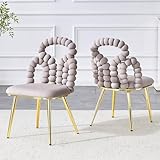 【Design Unique Avec Dossier En Chaîne À Boules】 Ces chaises en velours gris clair sont équipées d’un dossier en chaîne à boules, offrant une esthétique originale qui brise la monotonie des chaises classiques. Ce design artistique s’intègre parfaitement dans des espaces modernes, luxueux ou artistiques.