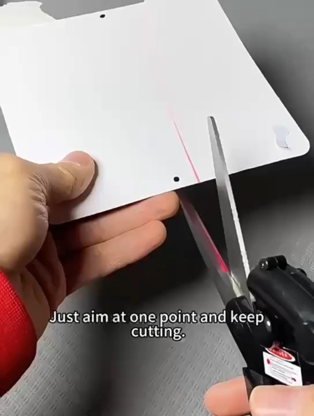 Forbici Laser Con Guida A Infrarossi | Taglio Preciso Per Tessuto E Carta, Impugnatura Ergonomica, Regolabili Con Due Viti, 21,5 Cm, Alimentate A Batterie AG13, Multiuso Fai Da Te