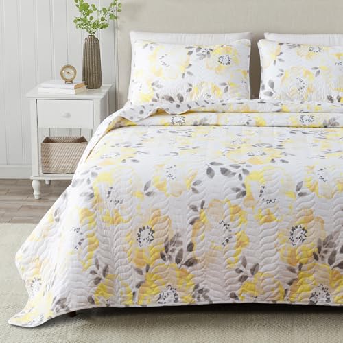 Great Bay Home Floral Full/Queen Quilt Set with Shams, Yellow Floral Bedding Set, All-Season, Lightweight Bedspread. Reversible. Farmhouse Bedding. (Full/Queen, Helene)