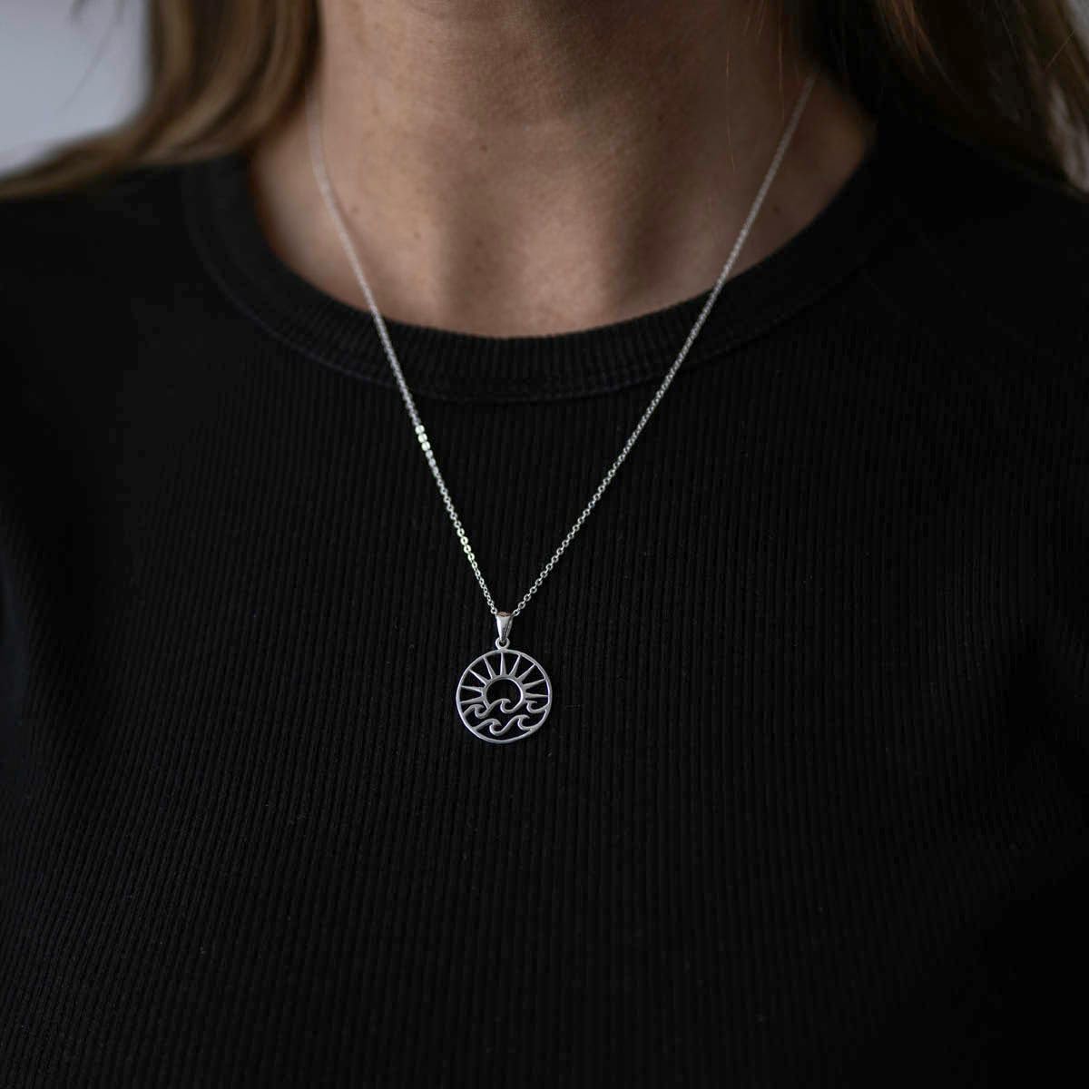 Runder Damen Anhänger Silber 925 mit Sonne und Wellen Motiv | Kettenanhänger Sommer und Meer wahlweise mit Kette inkl. Schmuck Box von MATERIA by Matthias Wagner