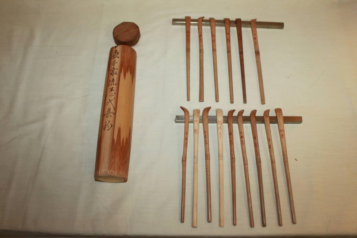 Amazon.co.jp: 茶道具裏千家歴代茶杓竹筒15本揃い 303 : ホーム＆キッチン