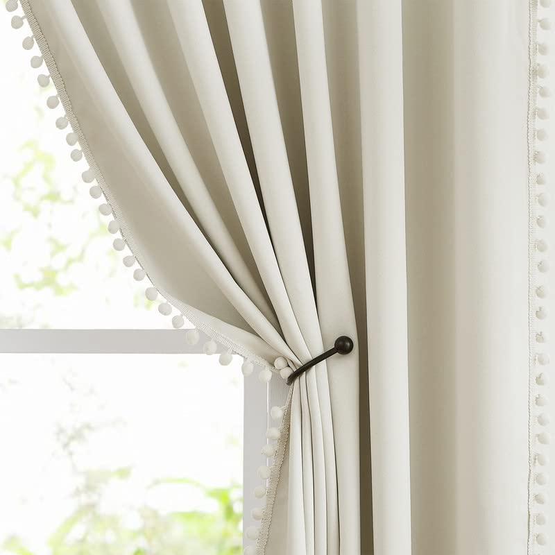 Treatmentex Cortinas Beige Blackout con los Pompones para Casa, Hotel, Cafetería, Restaurante para Decoración. 140 Centímetros de Ancho, 245 Centímetros de Largo. 2 Paneles con Ojales