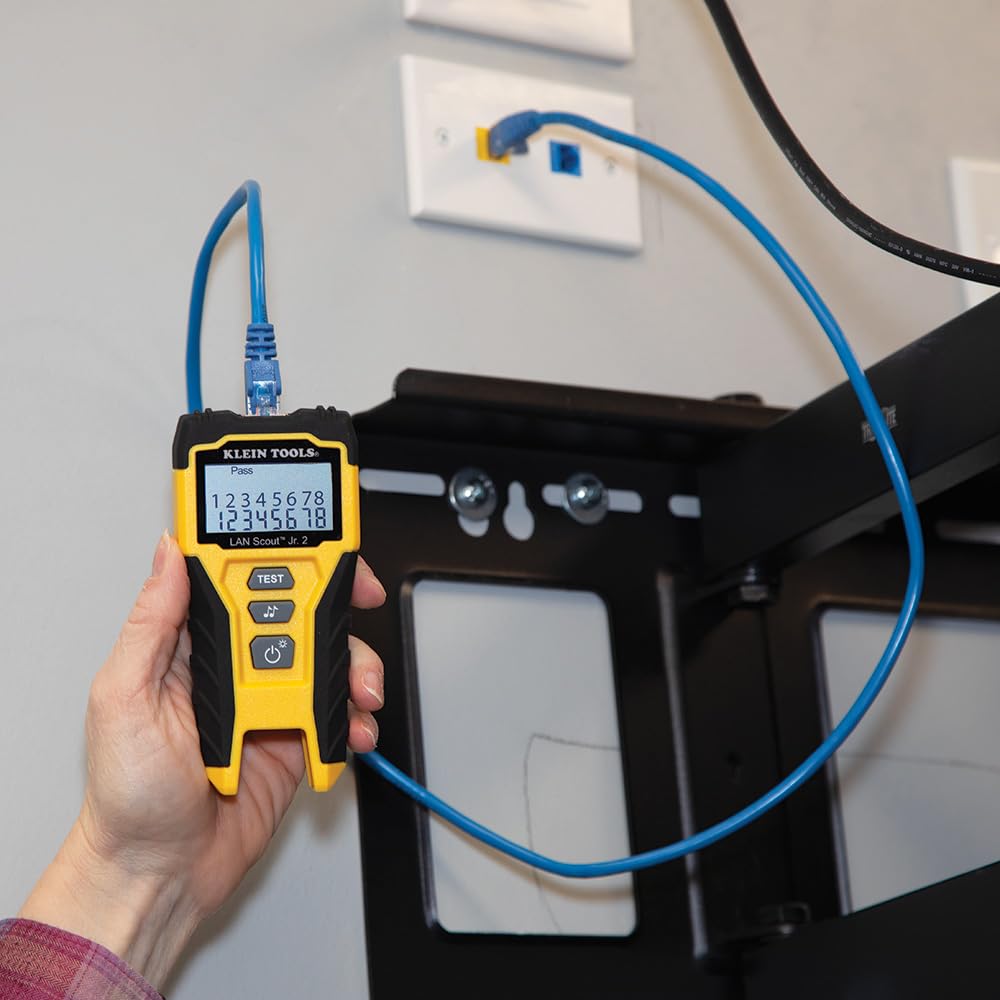 Klein Tools VDV526‑200E | V LAN Scout Jr. 2 Kabeltester | Für Cat 3–7 Netzwerkkabel | RJ45 Test & Toner | LCD mit Hintergrundbeleuchtung | Remote & Batterien inkl | Kompaktes robustes Design