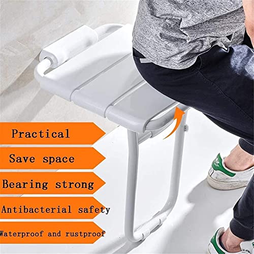 Salle de douche moderne optimisée avec ce tabouret mural compact