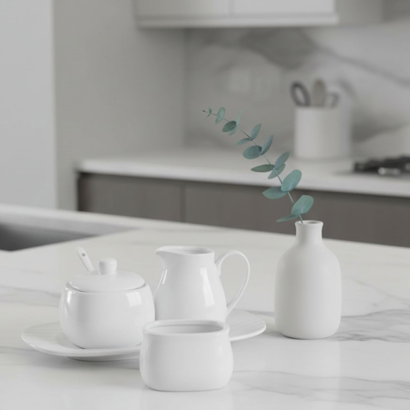 Dicunoy Juego de 4 azucareros y crema con tapa, jarra pequeña blanca con asa, cuchara, bandeja, recipiente de cerámica para edulcorantes para café, té, leche
