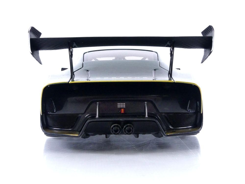 Amazon.com: Minichamps 155067571 1:18 Porsche 935/19-Tenner